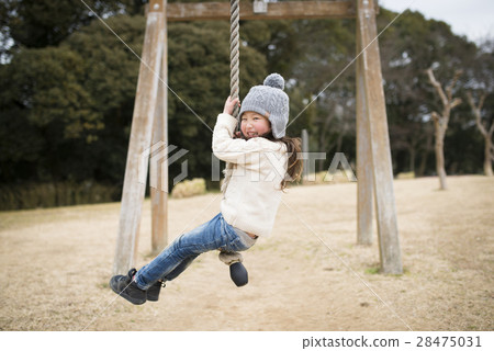 在公園裡玩的女孩 28475031