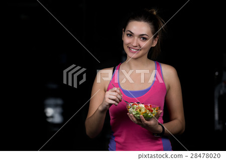 healthy young woman eating vegetables green salad 28478020