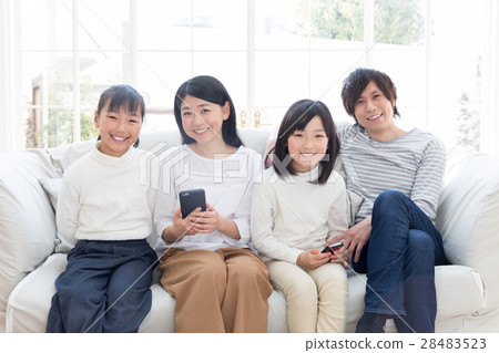 一個家庭在客廳放鬆 一個家庭在客廳放鬆 28483523