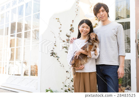 與寵物的家庭形象 與寵物的家庭形象 28483525