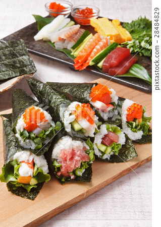 Hand rolled sushi 28484829