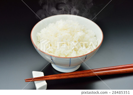 注意）背景中仍留有小垃圾和划痕。蒸汽是潤飾合成。煮熟的米的圖像。白米飯，白米飯。 28485351