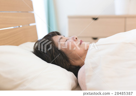 睡覺的睡覺的婦女 睡覺的睡覺的婦女 28485387