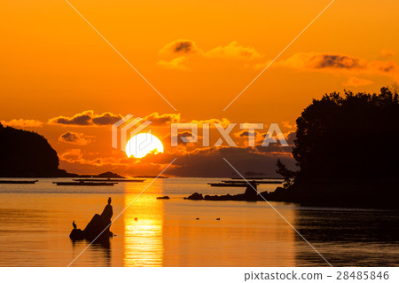 太陽從瀨戶內海的溫和水平線上升起 太陽從瀨戶內海的溫和水平線上升起 28485846