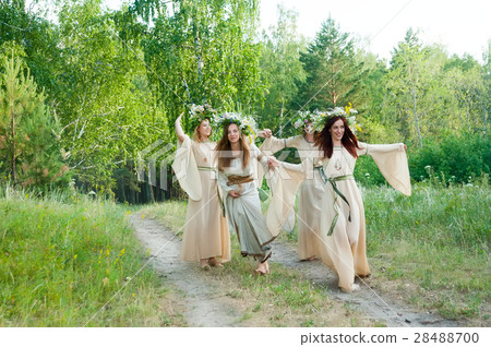 Beautiful women with flower wreath play game Beautiful women with flower wreath play game 28488700