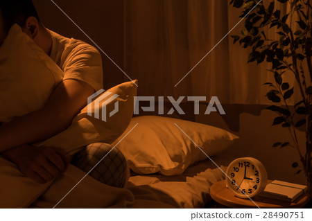 失眠的男性 28490751