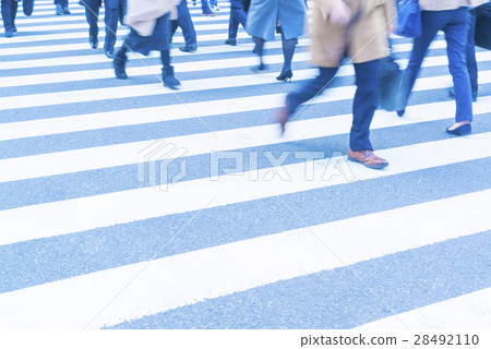 走在辦公小鎮路口的人們的腳步 走在辦公小鎮路口的人們的腳步 28492110