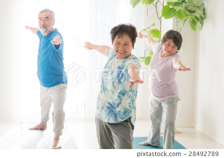 精力充沛的日本高級男女玩瑜伽 28492789