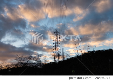 燃燒的雲層和傳輸線 28496077