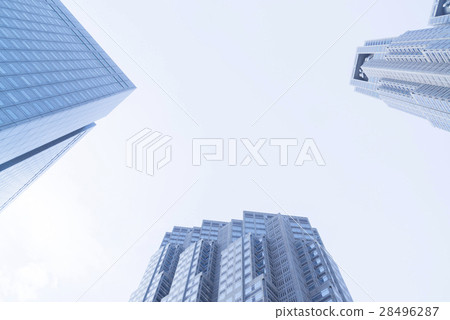 在西新宿的東京都政府前面的城市景觀 在西新宿的東京都政府前面的城市景觀 28496287