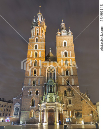 St. Mary gothic church at night in Krakow, Poland 28499148