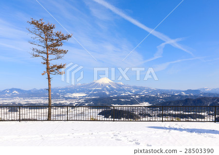 Winter mountain seen from Mother Tsukayama observatory Winter mountain seen from Mother Tsukayama observatory 28503390