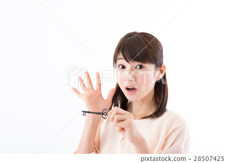 年輕的女人，鑰匙，鑰匙，好的 28507425