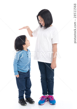 Asiangirl measures the growth of her brother 28511568
