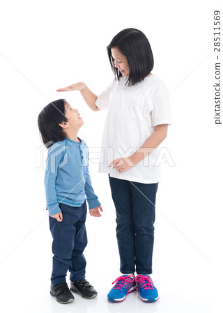 Asiangirl measures the growth of her brother 28511569