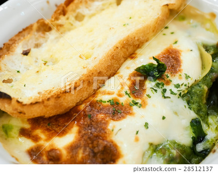 White sauce lasagna 28512137