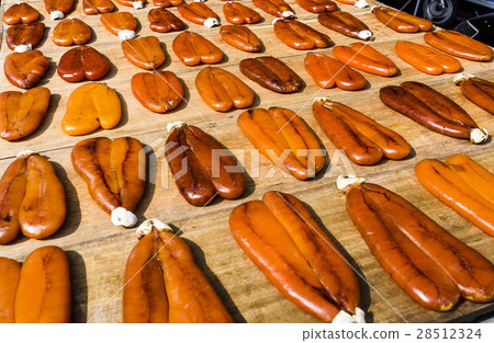 在木板上曝曬的烏魚子 28512324