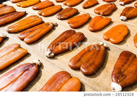 在木板上曝曬的烏魚子 28512328