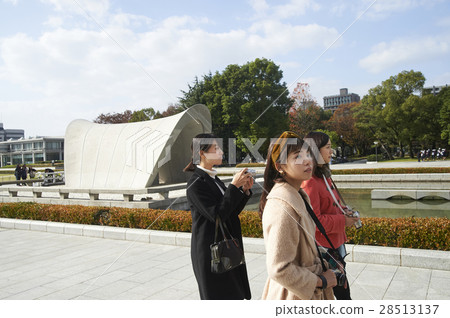 廣島和平紀念公園原子彈死了紀念碑旅遊婦女 廣島和平紀念公園原子彈死了紀念碑旅遊婦女 28513137