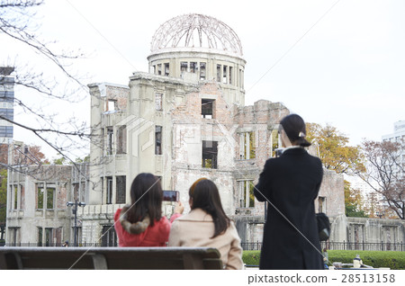 廣島和平紀念公園A-Bomb Dome旅遊女性 廣島和平紀念公園A-Bomb Dome旅遊女性 28513158