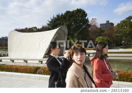 廣島和平紀念公園原子彈死了紀念碑旅遊婦女 廣島和平紀念公園原子彈死了紀念碑旅遊婦女 28513160