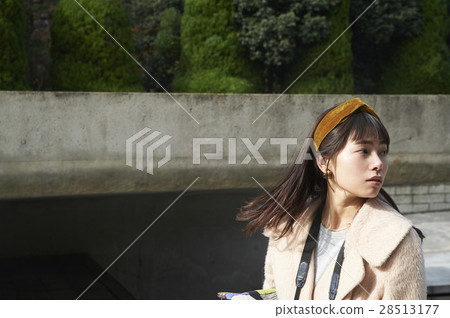 廣島和平紀念公園婦女享受觀光 28513177