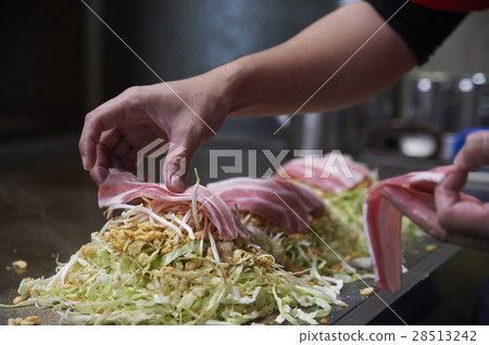 Male burning Hiroshima specialty okonomiyaki Male burning Hiroshima specialty okonomiyaki 28513242