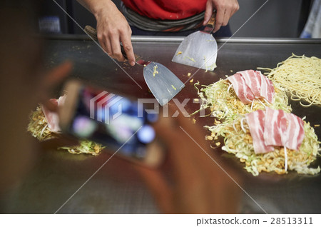 男性燃燒的廣島特產禦好燒 28513311