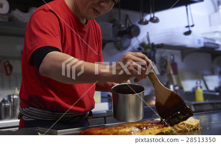 男性燃燒的廣島特產禦好燒 28513350