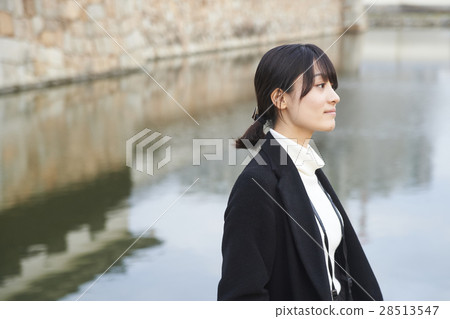 廣島城堡女人享受觀光肖像 廣島城堡女人享受觀光肖像 28513547