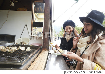 宮島烤牡蠣女性的旅程 宮島烤牡蠣女性的旅程 28513682