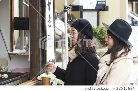 宮島烤牡蠣女性的旅程 宮島烤牡蠣女性的旅程 28513684