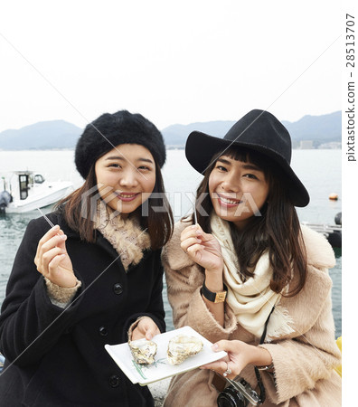 Women who eat Miyajima travel grilled oysters 28513707