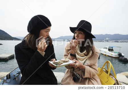 Women who eat Miyajima travel grilled oysters Women who eat Miyajima travel grilled oysters 28513710