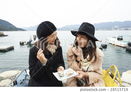 Women who eat Miyajima travel grilled oysters 28513719