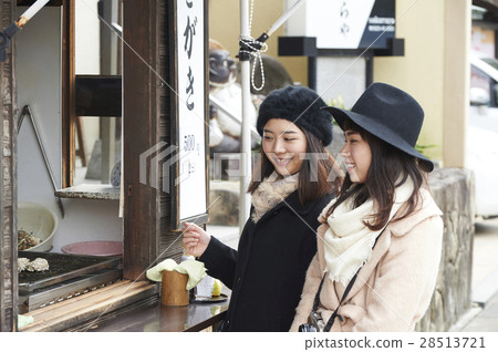 Miyajima grilled oyster women's journey Miyajima grilled oyster women's journey 28513721