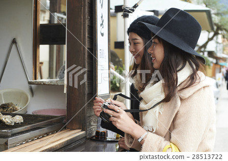 宮島烤牡蠣女性的旅程 28513722