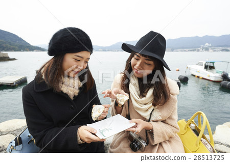 Women who eat Miyajima travel grilled oysters 28513725