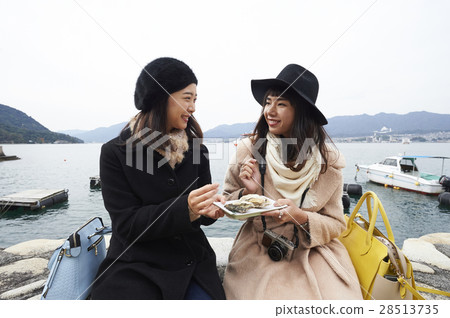 Women who eat Miyajima travel grilled oysters Women who eat Miyajima travel grilled oysters 28513735