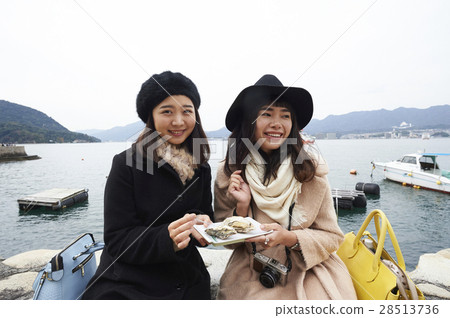Women who eat Miyajima travel grilled oysters 28513736