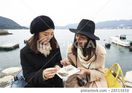 Women who eat Miyajima travel grilled oysters 28513838