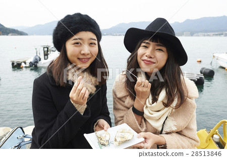 吃宮島的女性旅行烤牡蠣 28513846