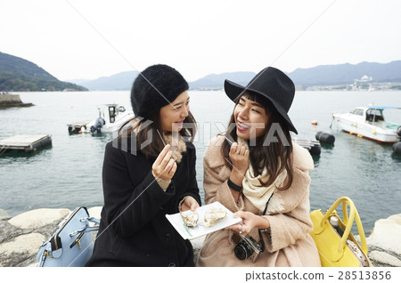 Women who eat Miyajima travel grilled oysters 28513856
