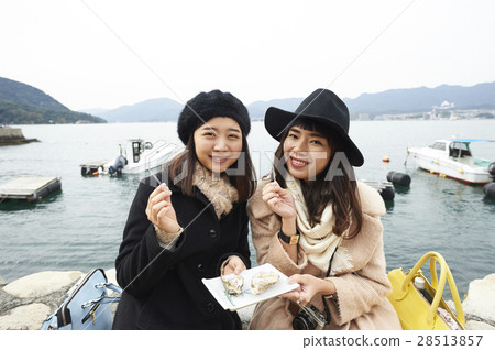 Women who eat Miyajima travel grilled oysters 28513857