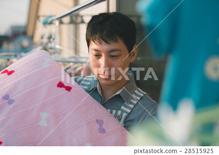 drying a futon, homemaking, housekeeping 28515925