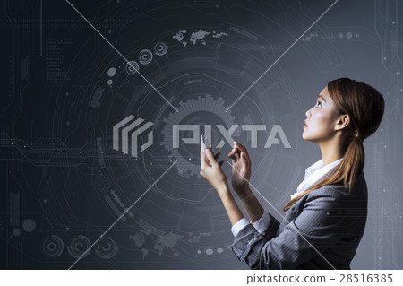 與一名婦女的一個女性接口有智能手機的 28516385