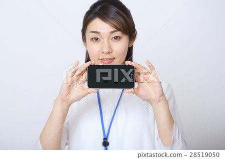 Business woman showing a smartphone 28519050