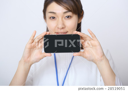 Business woman showing a smartphone 28519051