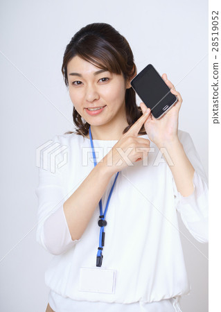 Business woman showing a smartphone 28519052