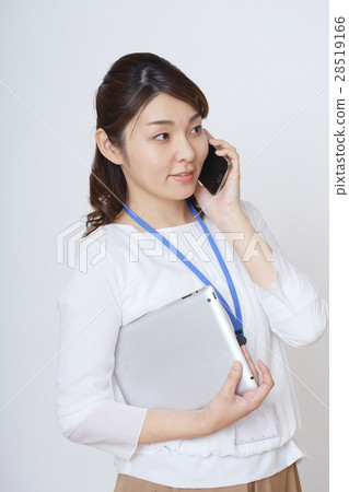 與智能手機講話的女商人 與智能手機講話的女商人 28519166